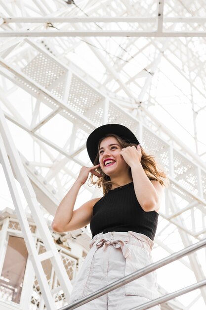 Heureuse jeune fille dans le parc d&#39;attractions