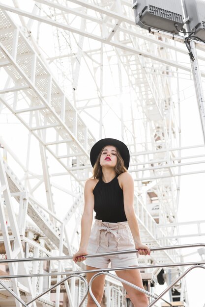 Heureuse jeune fille dans le parc d&#39;attractions