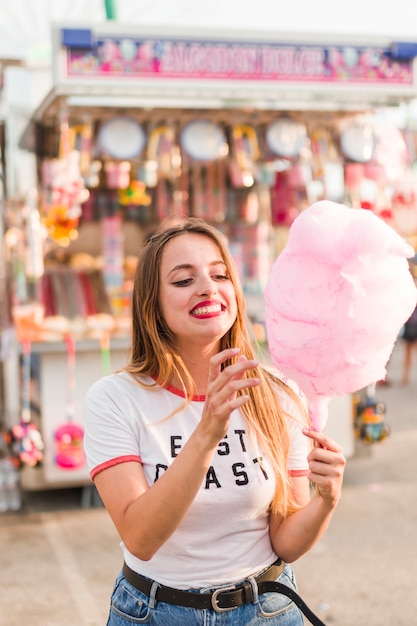 Photo gratuite heureuse jeune fille dans le parc d'attractions