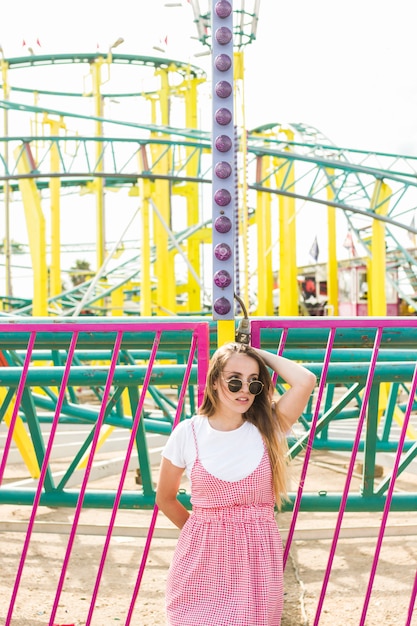 Photo gratuite heureuse jeune fille dans le parc d'attractions