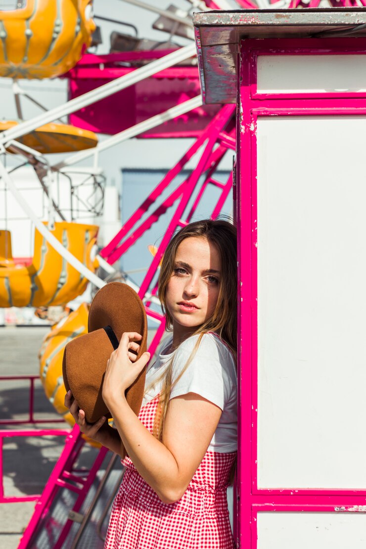 Photo gratuit heureuse jeune fille dans le parc d&#39;attractions