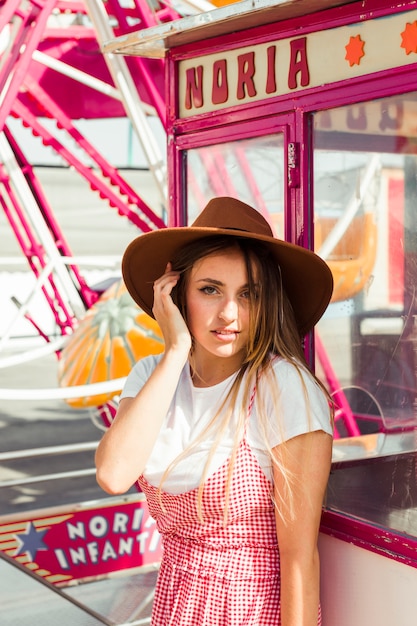 Heureuse jeune fille dans le parc d&#39;attractions