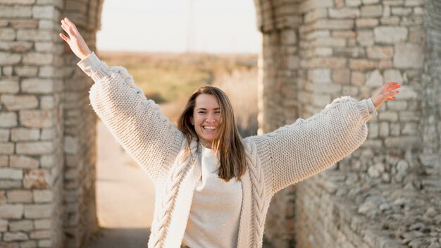 Heureuse jeune fille avec la main en l'air