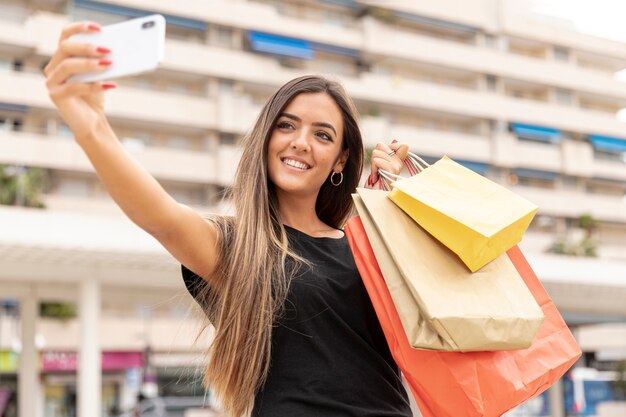 Heureuse jeune fille prenant selfie