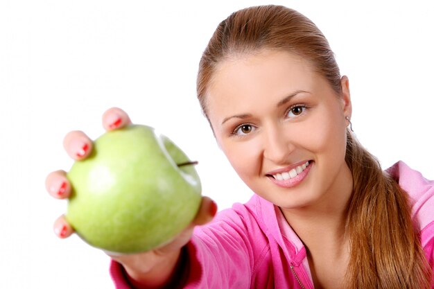 Heureuse jeune fille souriante dans la chambre