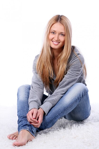 Heureuse jeune fille souriante dans la chambre