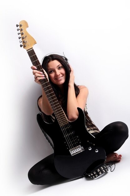 Heureuse jeune fille souriante, jouer de la guitare