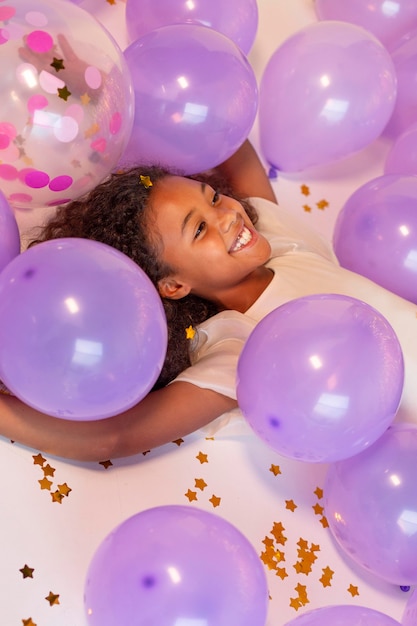 Photo gratuite heureuse jeune jolie fille à la fête festive