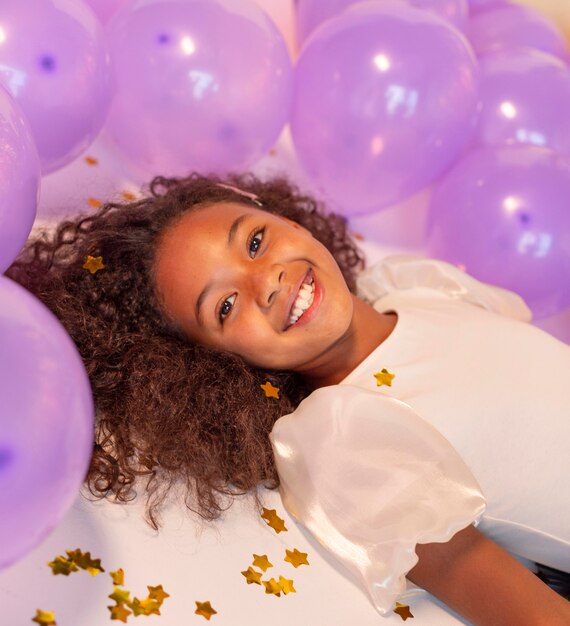 Heureuse jeune jolie fille à la fête festive