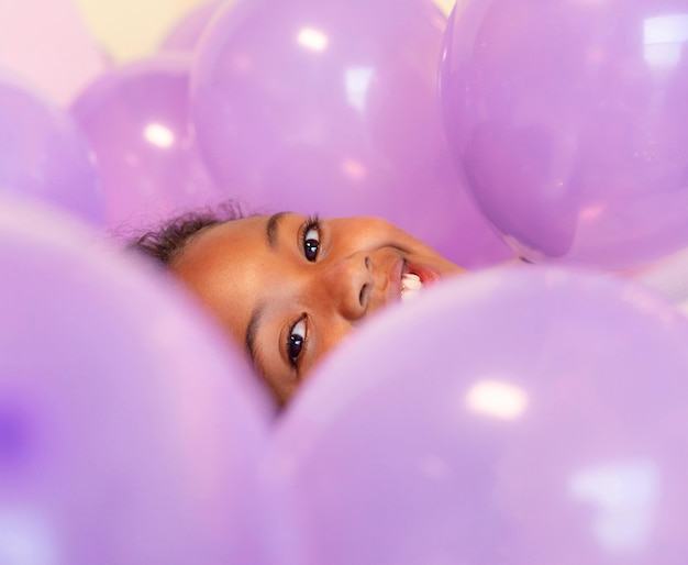 Heureuse jeune jolie fille à la fête festive