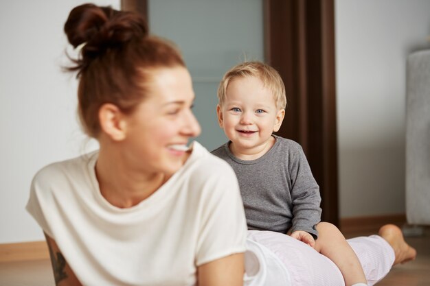 Heureuse jeune mère avec petit fils à la maison