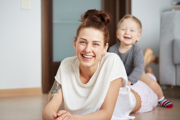 Photo gratuite heureuse jeune mère avec petit fils à la maison