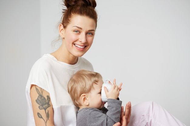 Heureuse jeune mère avec petit fils à la maison