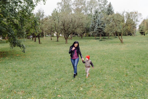 Heureuse jeune mère et sa fille dans le parc