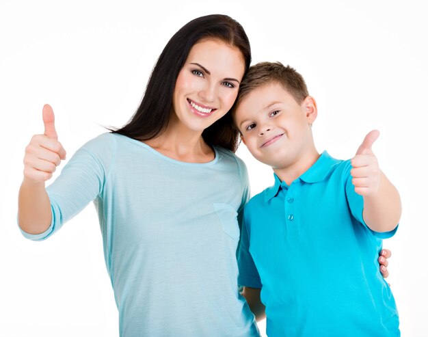 Heureuse jeune mère souriante avec son fils. Isolé sur blanc