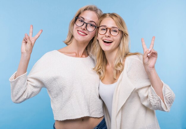 Heureuse jeunes filles avec des lunettes ensemble