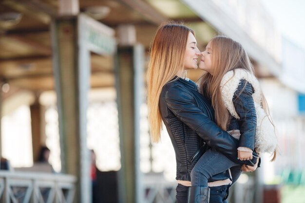 heureuse maman et fille en plein air