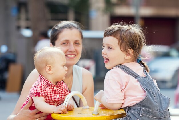 Heureuse mère avec deux enfants