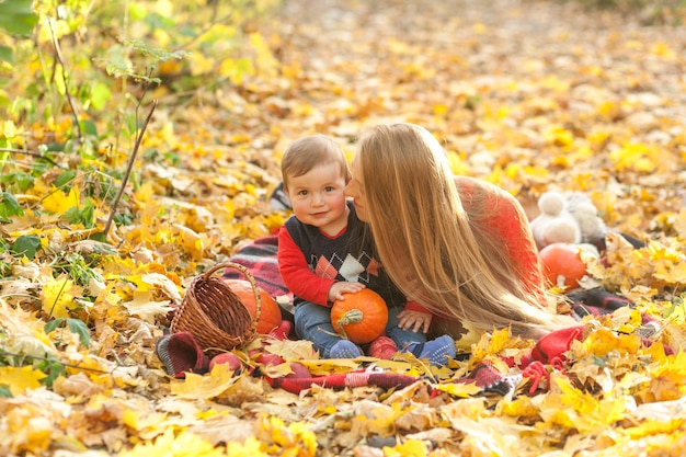 Photo gratuite heureuse mère embrassant son bébé