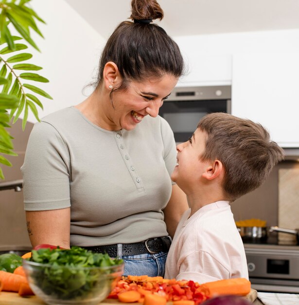 Heureuse mère et enfant dans la cuisine