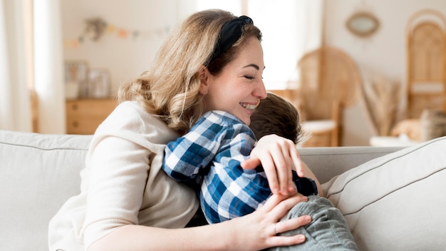 Heureuse mère et enfant étreignant