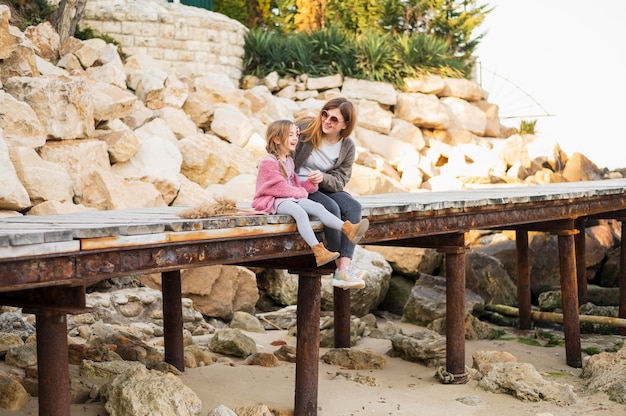 Heureuse mère et enfant à l'extérieur