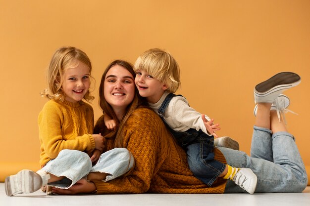 Heureuse mère et enfants plein coup