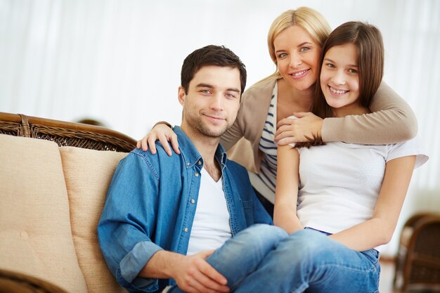 Heureuse mère étreindre ses enfants