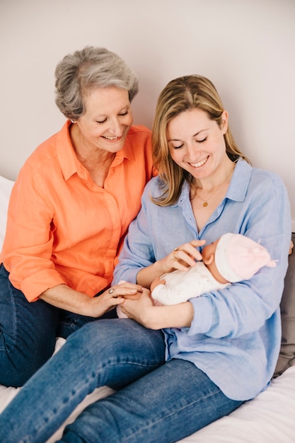 Heureuse mère et fille avec bébé