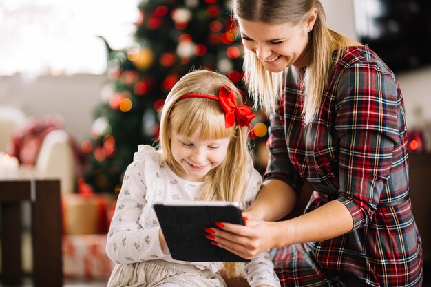 Heureuse mère et fille célébrant Noël