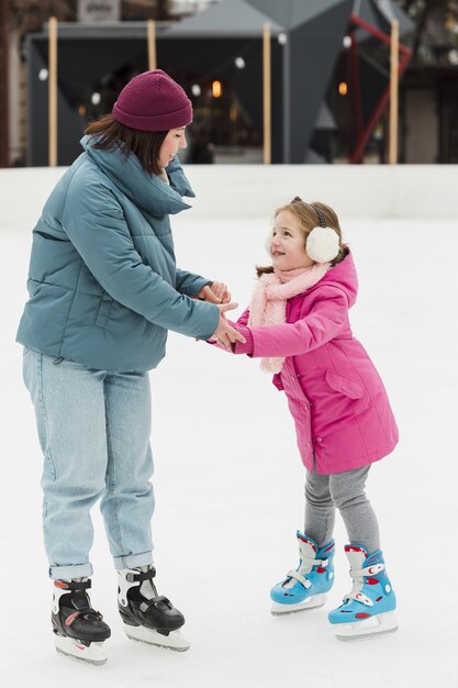 Heureuse mère et fille, main dans la main