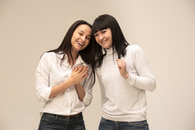 Heureuse mère et fille en studio