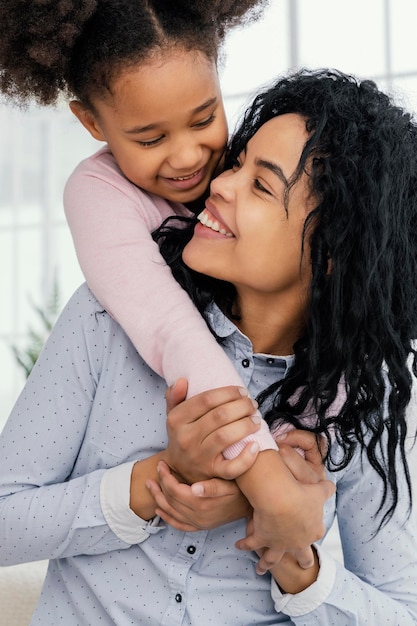 Heureuse mère jouant à la maison avec sa fille