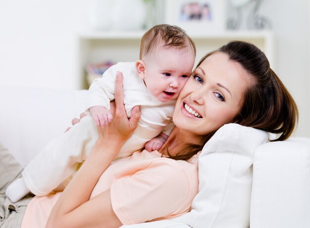 Heureuse mère avec petit bébé