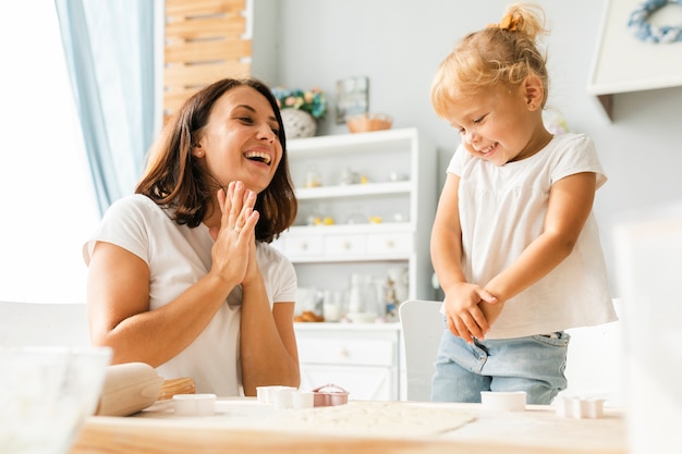 Photo gratuite heureuse mère regardant une petite fille mignonne