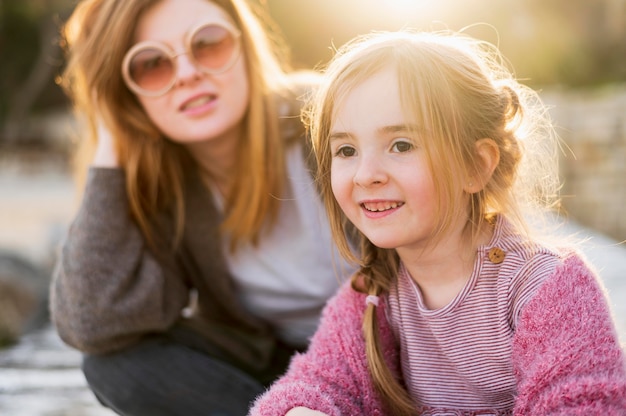 Heureuse Petite Fille Et Mère