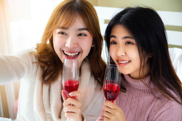 Heureusement amis appréciant avec le vin rouge ensemble