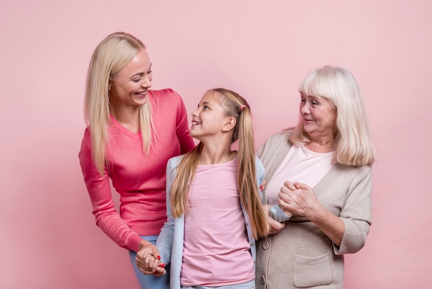 Heureuses belles femmes se regardant