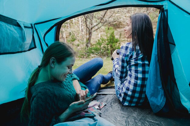 Heureuses jeunes filles dans la tente