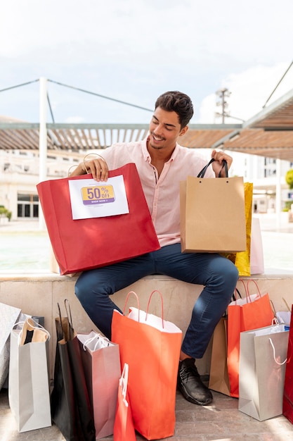 Heureux adolescent regardant les sacs