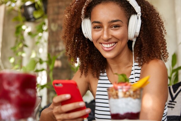 Heureux adolescent souriant a un casque blanc