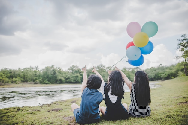 Heureux amis adolescents souriant à l&#39;extérieur au parc