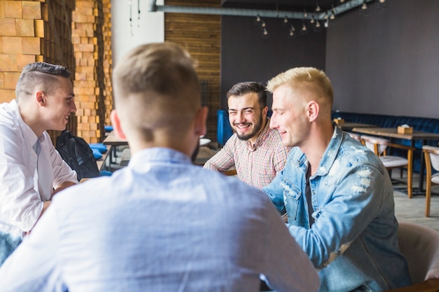 Heureux amis appréciant dans le restaurant