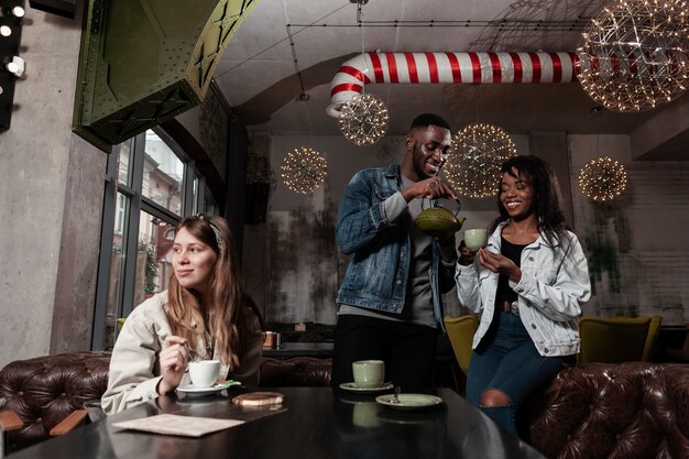 Heureux amis assis dans un café