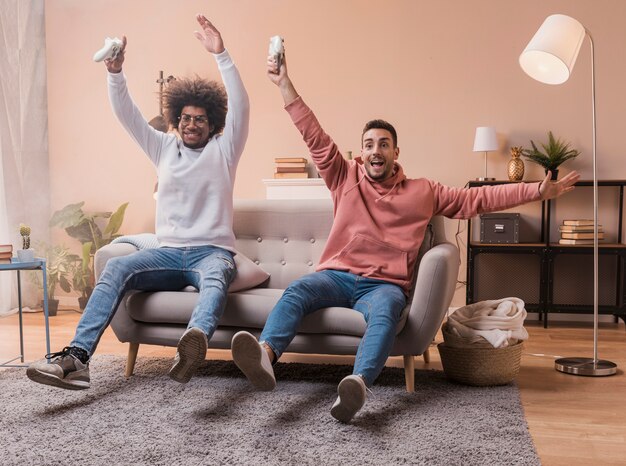 Heureux amis célébrant la victoire du match