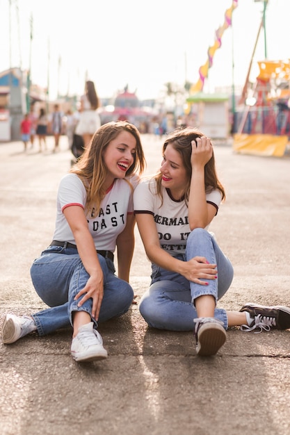 Heureux amis dans l&#39;amusement par