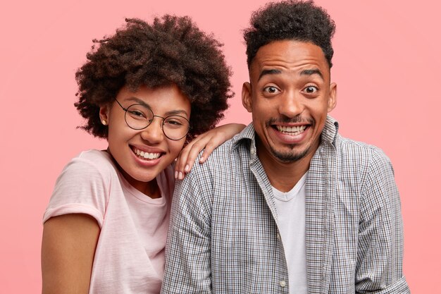 Heureux amis drôles sourire positivement, exprimer la positivité, passer du temps ensemble