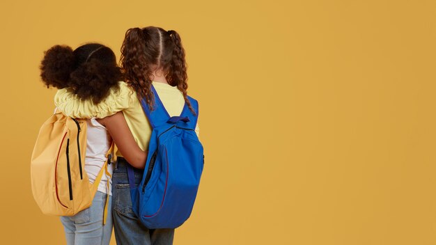 Heureux amis de l'école par derrière