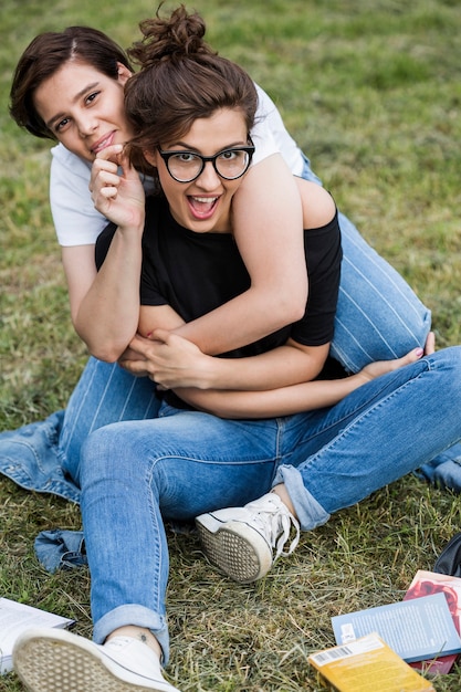 Heureux amis, étreindre dans le parc