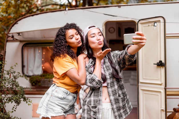 Heureux amis féminins prenant une photo de soi